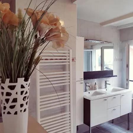 Au Bord Du Foron Apartment